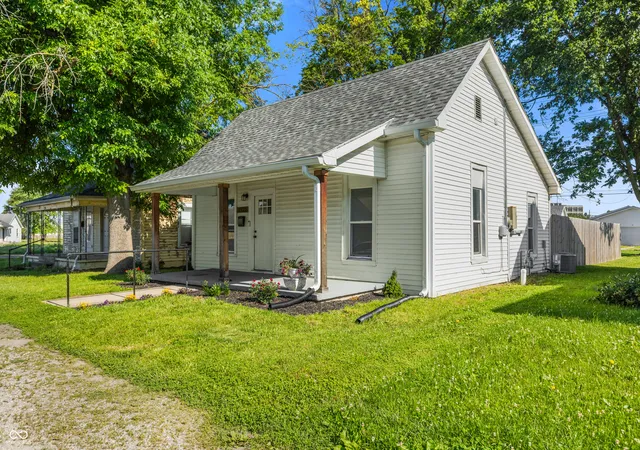 1st image of 1922 Wallace Ave, Columbus, IN 47201 | MLS# 22105220