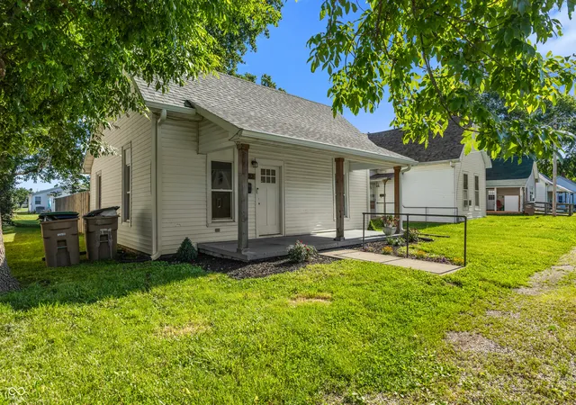 3rd image of 1922 Wallace Ave, Columbus, IN 47201 | MLS# 22105220