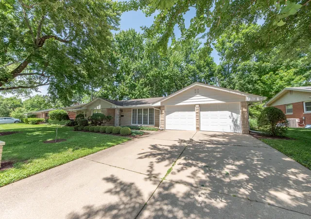 Homes for sale in Columbus, IN | 4052 Roselawn Ave, Columbus, IN 47203 | MLS# 22105294