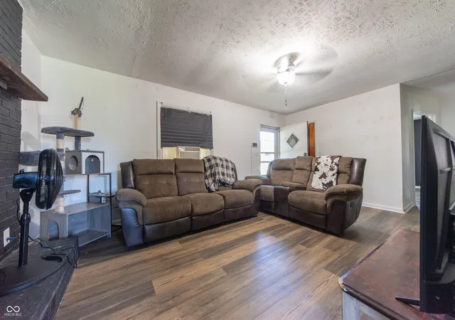 3rd image of 443 Cleveland St, Columbus, IN 47201 | MLS# 22105309