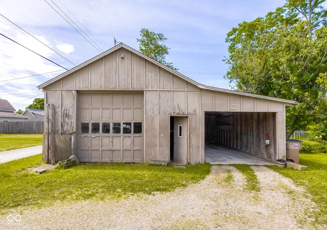 Photo 3 of Single family home for sale at 2411 Ohio Ave, Columbus, IN 47201 | MLS# 22105330 | Listing updated on 2026-09-30