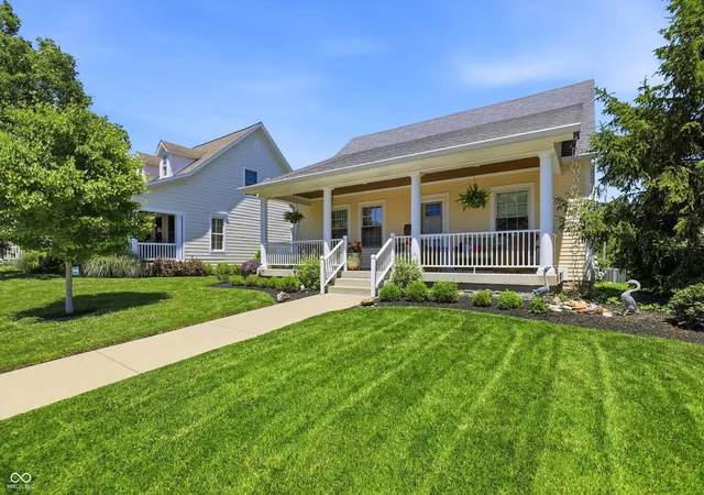 Photo 3 of Single family home for sale at 810 W Pine St, Zionsville, IN 46077 | MLS# 22105436 | Listing updated on 2026-10-01