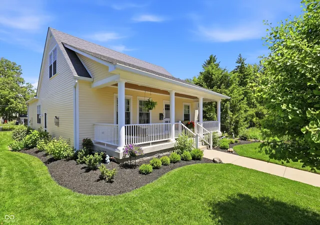 1st image of 810 W Pine St, Zionsville, IN 46077 | MLS# 22105436