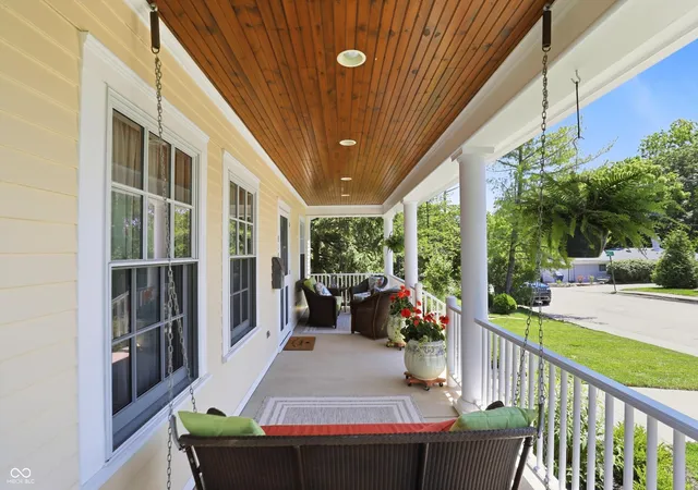 Photo 3 of Single family home for sale at 810 W Pine St, Zionsville, IN 46077 | MLS# 22105436 | Listing updated on 2026-10-08