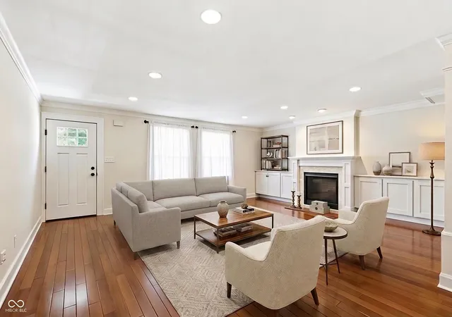 Photo 4 of Single family home for sale at 810 W Pine St, Zionsville, IN 46077 | MLS# 22105436 | Listing updated on 2026-10-08