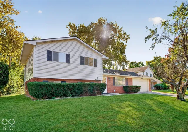 Photo 3 of Single family home for sale at 2733 Mercury Ct, Indianapolis, IN 46229 | MLS# 22105605 | Listing updated on 2026-10-25