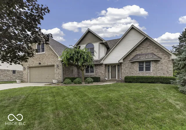 2nd image of 1133 Hudson Bay Dr, Greenwood, IN 46142 | MLS# 22105652