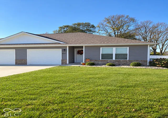 Photo 2 of Single family home for sale at 1511 Coen Ct, Columbus, IN 47201 | MLS# 22105682 | Listing updated on 2026-10-27