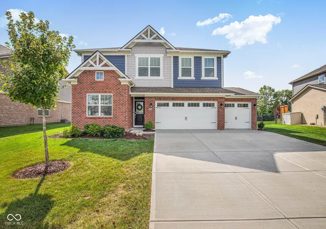 Photo 2 of Sale Pending at 16411 Sedalia Dr, Fishers, IN 46040 | MLS# 22106071 | Listing updated on 2026-08-26