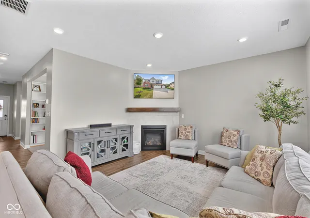Photo 4 of Sale Pending at 16411 Sedalia Dr, Fishers, IN 46040 | MLS# 22106071 | Listing updated on 2026-08-26