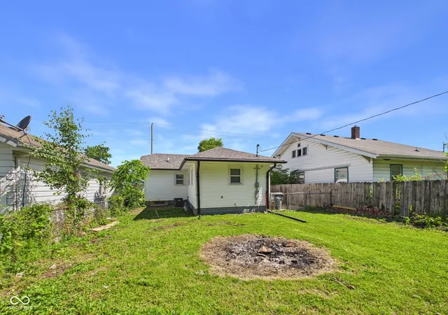 Photo 4 of Single family home for sale at 1403 W 3rd Street, Anderson, IN 46016 | MLS# 22106205 | Listing updated on 2026-09-30