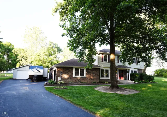 Photo 3 of Single family home for sale at 519 Woodland E Dr, Greenfield, IN 46140 | MLS# 22106241 | Listing updated on 2026-08-21