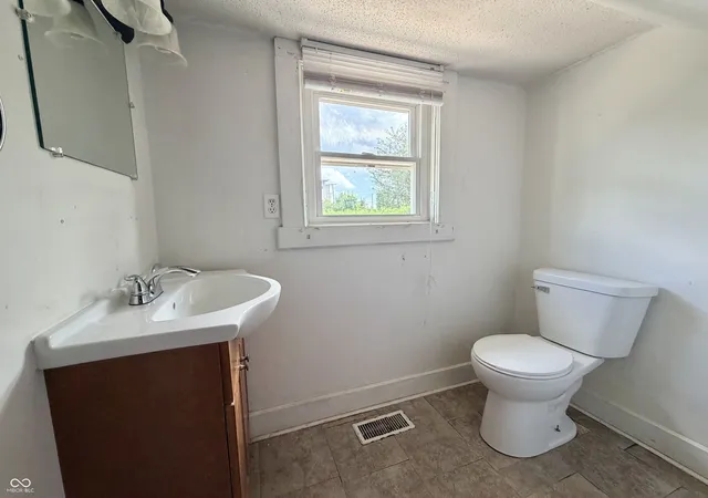 2nd image of 212 N Elm St, Muncie, IN 47305 | MLS# 22106494