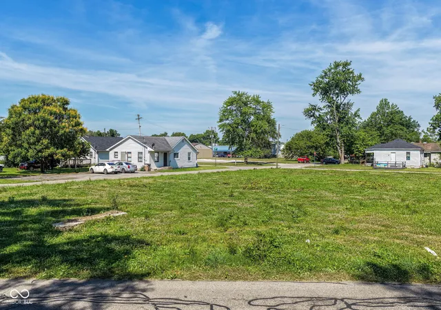 2nd image of 102 Oak St, Columbus, IN 47201 | MLS# 22106584
