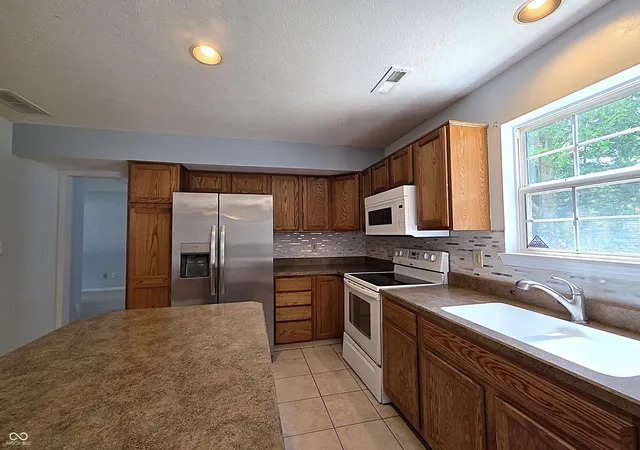 Photo 4 of Sale Pending at 820 Trl Ridge Ct, Mooresville, IN 46158 | MLS# 22106587 | Listing updated on 2026-09-13