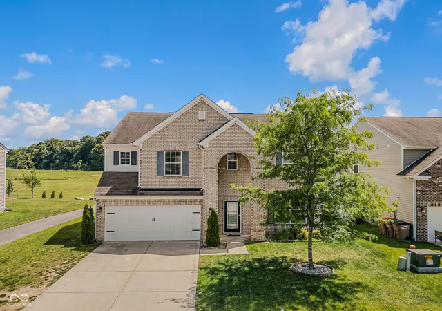 1st image of 2071 Creek Bank Dr, Columbus, IN 47201 | MLS# 22106736