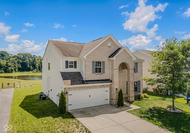 2nd image of 2071 Creek Bank Dr, Columbus, IN 47201 | MLS# 22106736