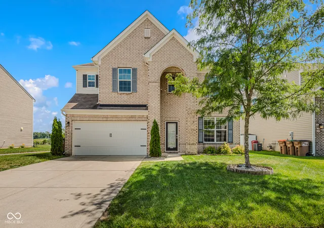 3rd image of 2071 Creek Bank Dr, Columbus, IN 47201 | MLS# 22106736