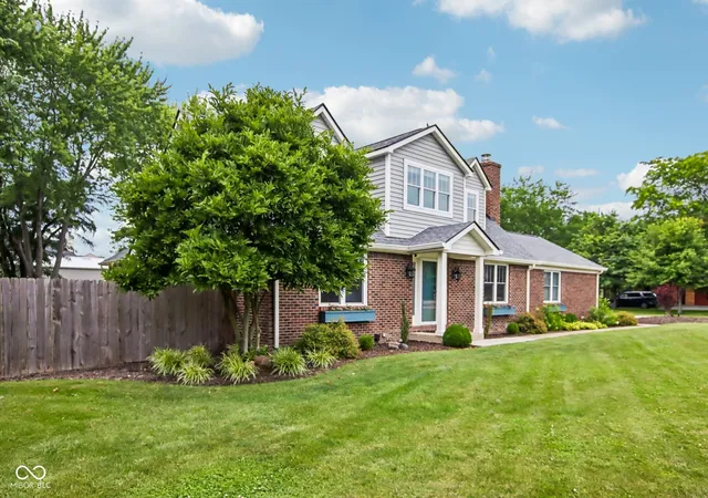 Photo 2 of Single family home for sale at 1924 S Avon Ave, Avon, IN 46123 | MLS# 22106837 | Listing updated on 2026-10-09