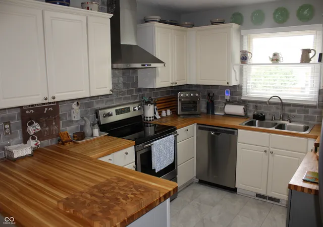 2nd image of 400 Unit 1 Longcastle Dr, Greencastle, IN 46135 | MLS# 22106885