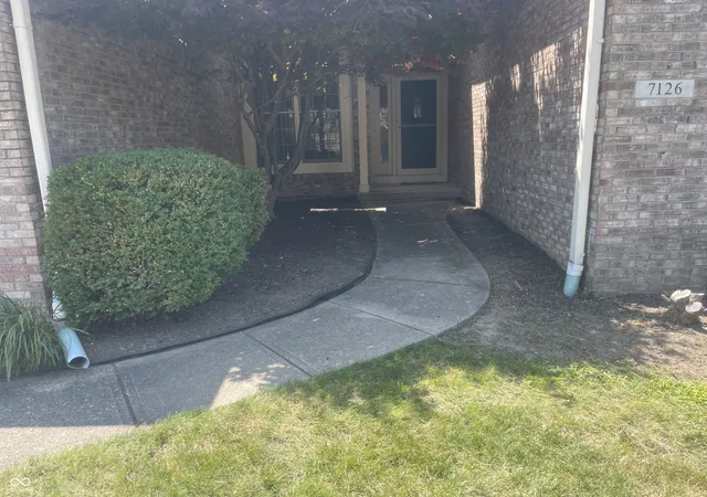 2nd image of 7126 Lakeside Woods Dr, Indianapolis, IN 46278 | MLS# 22106972