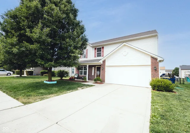 Photo 3 of Single family home for sale at 4914 Long Iron Dr, Indianapolis, IN 46235 | MLS# 22107510 | Listing updated on 2026-09-13