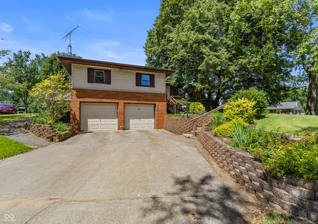 1st image of 852 Knollwood Dr, Columbus, IN 47203 | MLS# 22107649