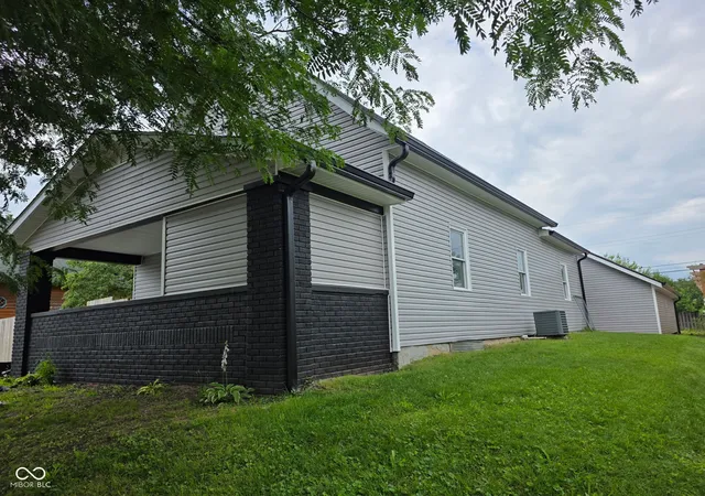 3rd image of 496 E Columbus St, Martinsville, IN 46151 | MLS# 22107686