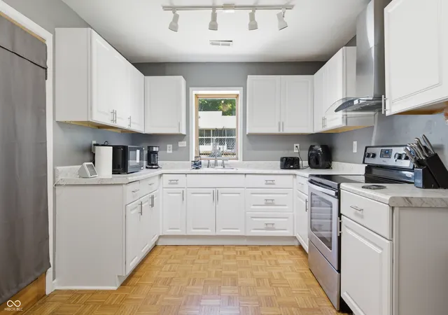 Photo 3 of Single family home for sale at 8948 Robey Dr, Indianapolis, IN 46234 | MLS# 22107776 | Listing updated on 2026-09-19
