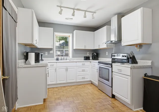 Photo 4 of Single family home for sale at 8948 Robey Dr, Indianapolis, IN 46234 | MLS# 22107776 | Listing updated on 2026-09-19