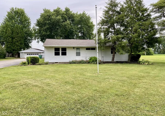 Single family home for sale at 78 W US Hwy 136, Lizton, IN 46149 | MLS# 22107955