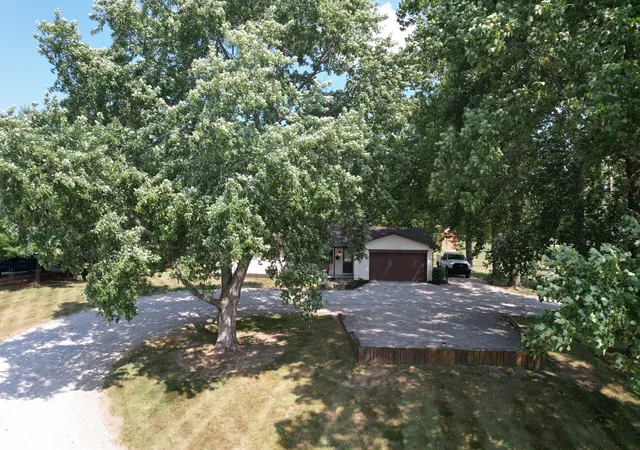 Photo 2 of Sale Pending at 3063 Jay Dee Ln, Greenwood, IN 46143 | MLS# 22108091 | Listing updated on 2026-09-04