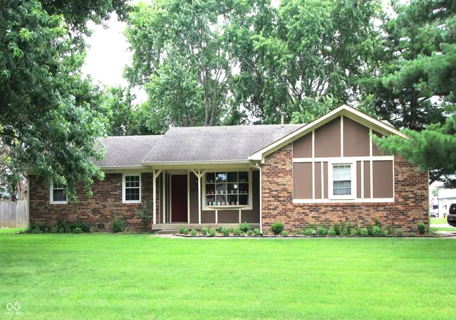 3rd image of 1055 Meridian Meadows Ct, Greenwood, IN 46142 | MLS# 22108108