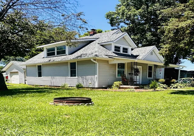 Photo 3 of Single family home for sale at 390 S Grant St, Martinsville, IN 46151 | MLS# 22108119 | Listing updated on 2026-09-19