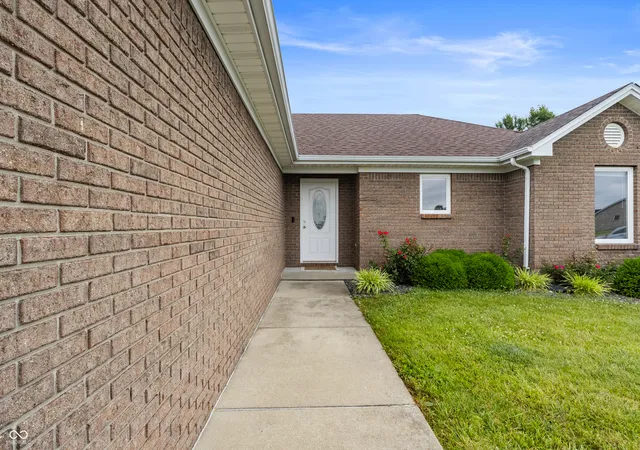 Homes for sale in Seymour, IN | 4623 Ashwood Dr, Seymour, IN 47274 | MLS# 22108184
