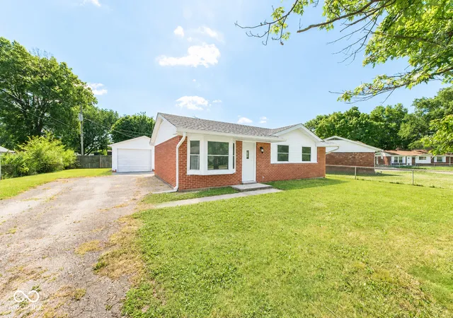 Photo 2 of Sale Pending at 1215 N Gladstone Ave, Columbus, IN 47201 | MLS# 22108194 | Listing updated on 2026-09-08