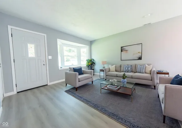 Photo 3 of Sale Pending at 1215 N Gladstone Ave, Columbus, IN 47201 | MLS# 22108194 | Listing updated on 2026-09-08