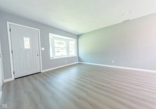 Photo 3 of Sale Pending at 1215 N Gladstone Ave, Columbus, IN 47201 | MLS# 22108194 | Listing updated on 2026-09-08