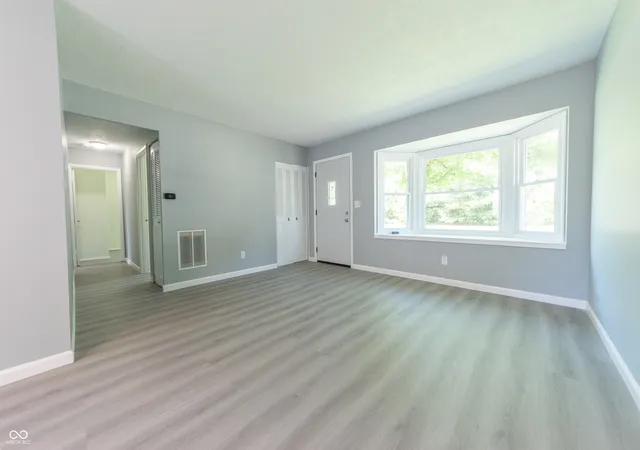 Photo 4 of Sale Pending at 1215 N Gladstone Ave, Columbus, IN 47201 | MLS# 22108194 | Listing updated on 2026-09-08