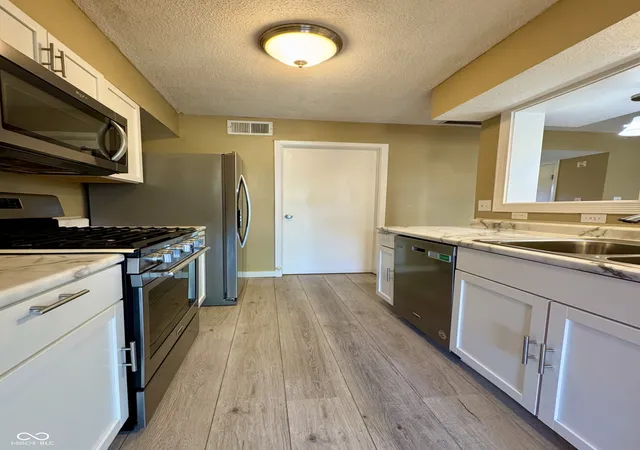 4th image of 113 Greenwood Trl N, Greenwood, IN 46142 | MLS# 22108336