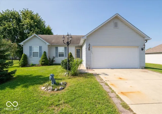 Photo 1 of Sale Pending at 870 Shoreline Ln, Franklin, IN 46131 | MLS# 22108737 | Listing updated on 2026-08-31