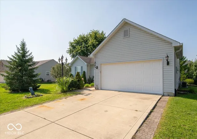 Photo 2 of Sale Pending at 870 Shoreline Ln, Franklin, IN 46131 | MLS# 22108737 | Listing updated on 2026-08-31
