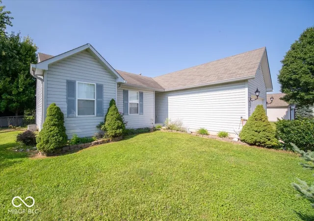 Photo 3 of Sale Pending at 870 Shoreline Ln, Franklin, IN 46131 | MLS# 22108737 | Listing updated on 2026-08-31