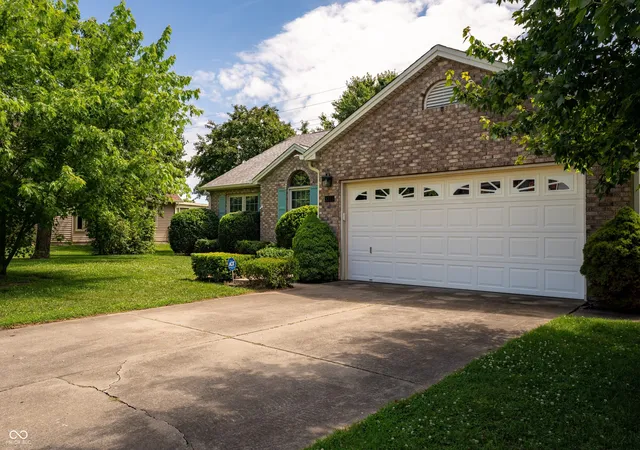 Homes for sale in Columbus, IN | 3773 Greenbriar Dr, Columbus, IN 47203 | MLS# 22108782