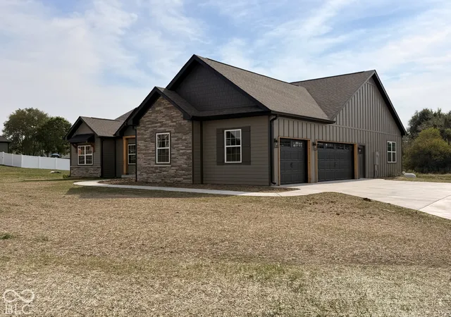 Photo 2 of Single family home for sale at 5 Pine Hills Ct, Crawfordsville, IN 47933 | MLS# 22108834 | Listing updated on 2026-10-02