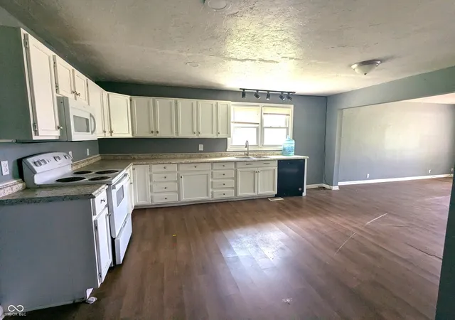 Photo 4 of Single family home for sale at 674 W 300 North, Anderson, IN 46011 | MLS# 22108875 | Listing updated on 2026-08-03