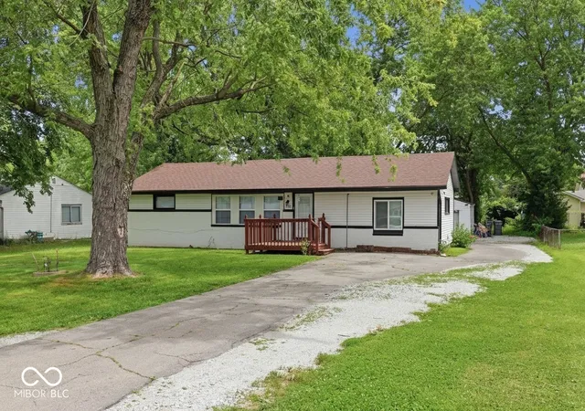 2nd image of 2825 Kristen Dr E, Indianapolis, IN 46218 | MLS# 22109281