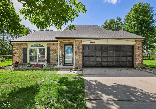 1st image of 6677 Wimbledon Dr, Zionsville, IN 46077 | MLS# 22109414