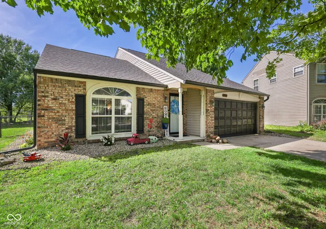 2nd image of 6677 Wimbledon Dr, Zionsville, IN 46077 | MLS# 22109414