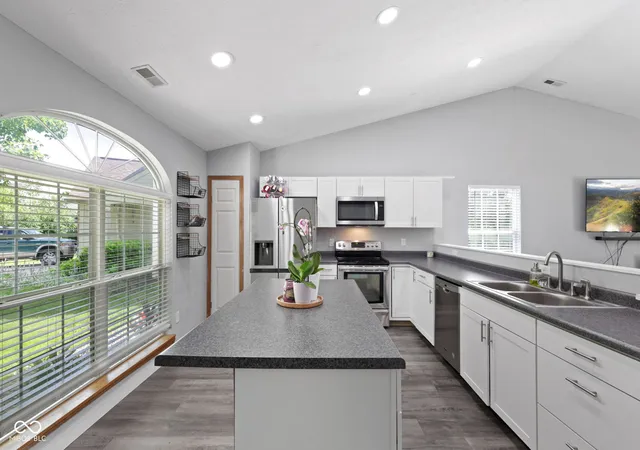 5th image of 6677 Wimbledon Dr, Zionsville, IN 46077 | MLS# 22109414